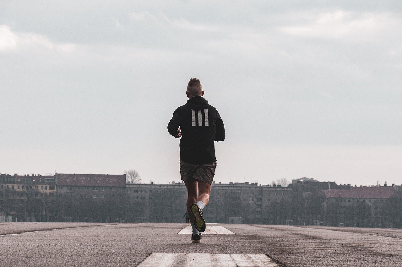 découvrez le trail running, une aventure en pleine nature qui allie course et exploration. évadez-vous sur des sentiers pittoresques, ressentez l'adrénaline des courses en milieu sauvage et améliorez votre condition physique tout en profitant de panoramas époustouflants. rejoignez la communauté des trail runners et lancez-vous dans cette passion intense!