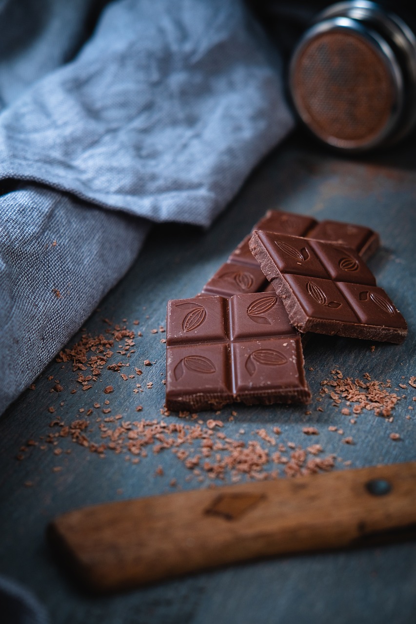 découvrez l'impact environnemental du chocolat à travers son empreinte carbone. apprenez comment la production de chocolat affecte notre planète et explorez des alternatives durables pour savourer vos friandises chocolatées tout en préservant l'environnement.